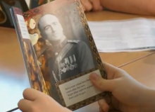 Each book contains levelled fiction, playscripts (a short play for four characters which elaborates some action in the fiction story) and thematically linked non-fiction texts.